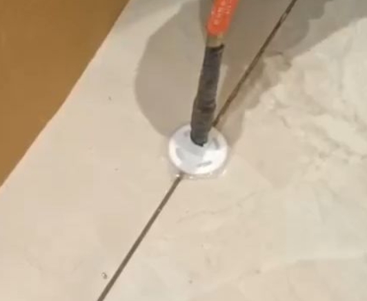 厦门瓷砖空鼓维修公司专业解答瓷砖在铺贴过程中，如果没有涂抹均匀到位的粘结材料（如水泥砂浆或瓷砖胶），可能会导致以下问题