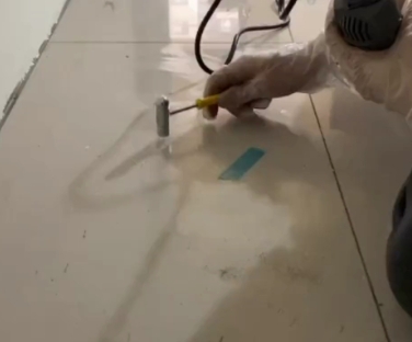 厦门瓷砖开裂维修公司专业分享瓷砖在铺贴前如果没有沥干水分，将会导致以下问题